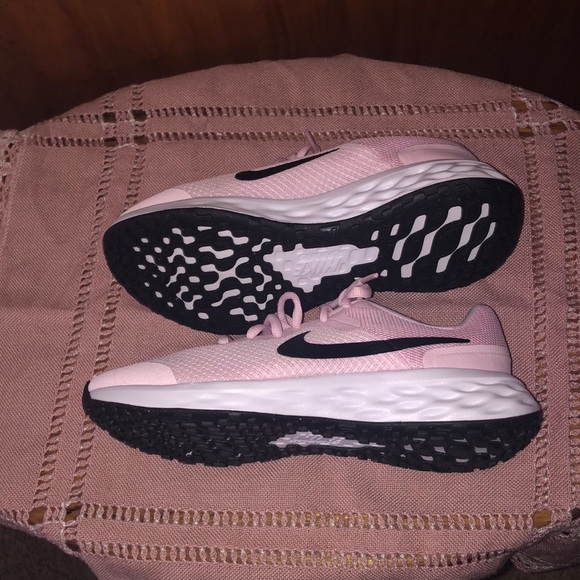 Nike Women's Pink Running Shoes - Picture 3 of 4